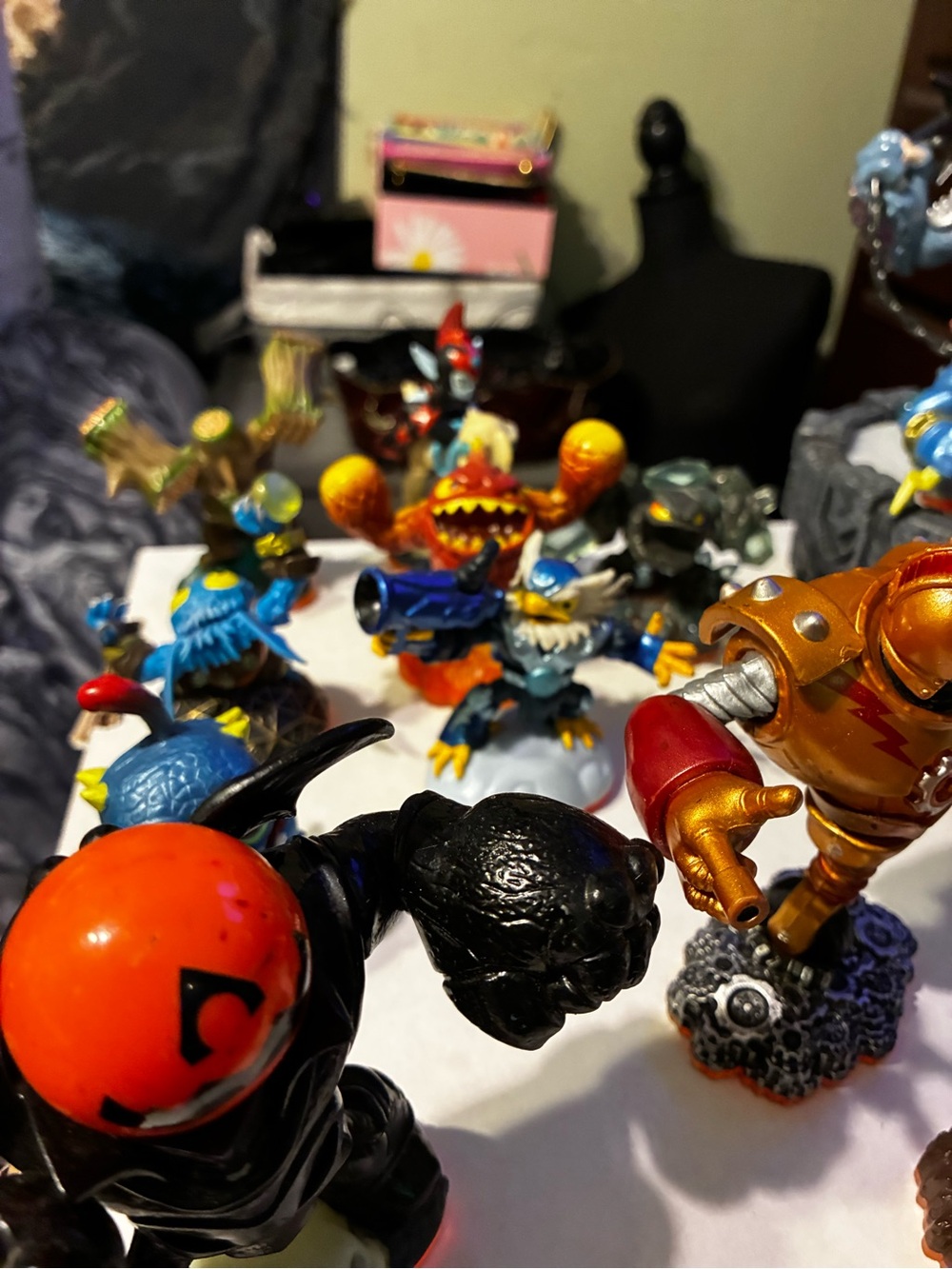 #448|Sky landers Fantasy figures 4 giants, 9 Action Figures w base, need disc